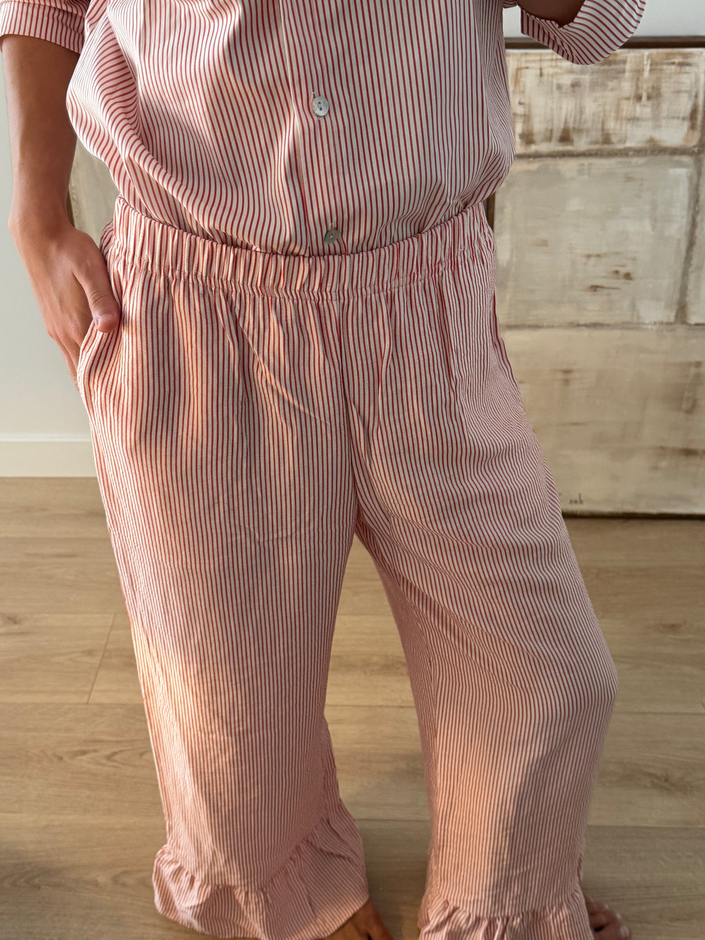 Pantalón rayas rojas con volante