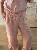 Pantalón rayas rojas con volante