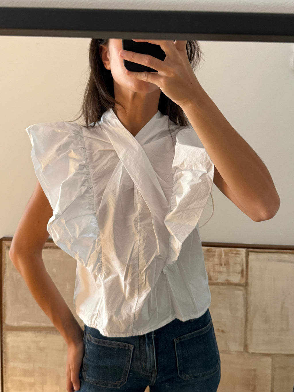 Blusa blanca cruzada con volantes