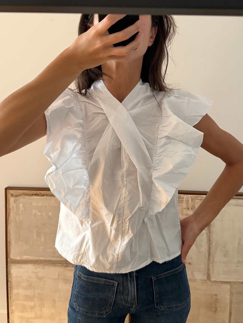 Blusa blanca cruzada con volantes